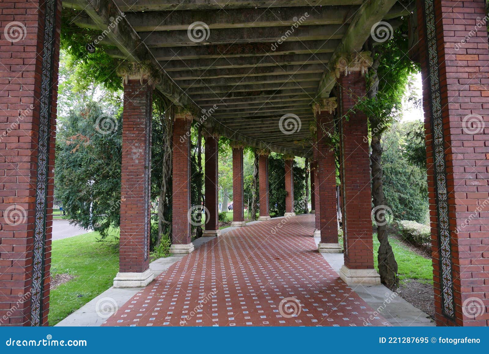 pÃÂ©rgola de ladrillo del parque de doÃÂ±a casilda de bilbao