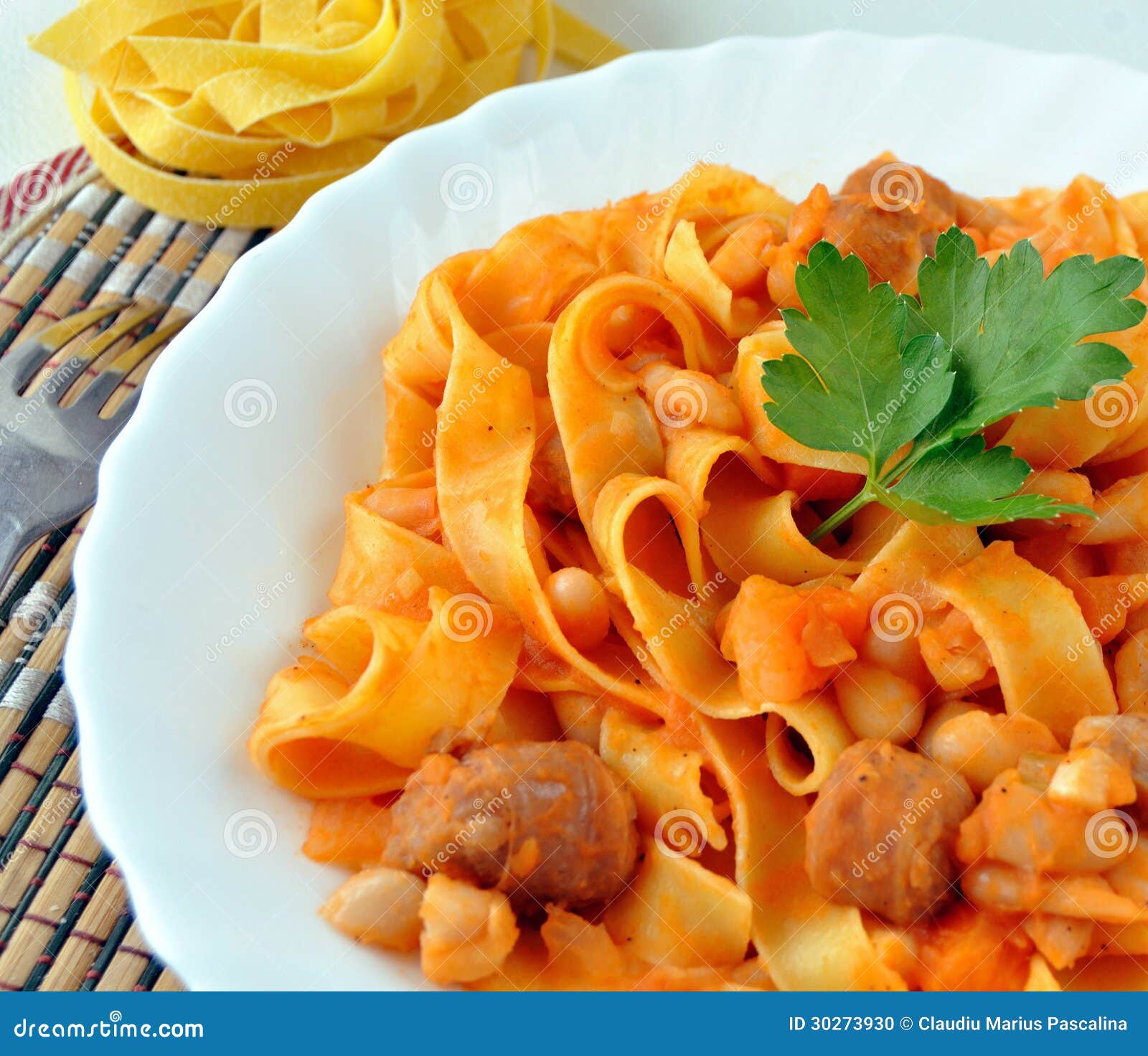 Pâtes avec des haricots. Pâtes délicieuses avec des haricots et des saucisses du plat blanc.

Les pâtes et les haricots (fazool de fagioli-pâtes de pâtes e) sont un plat italien sans viande traditionnel.