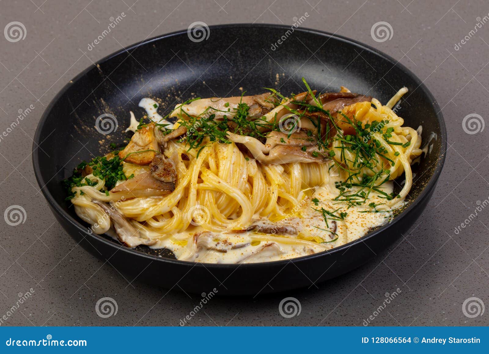 Pâtes avec les champignons sauvages. Pâtes avec les champignons et la sauce sauvages