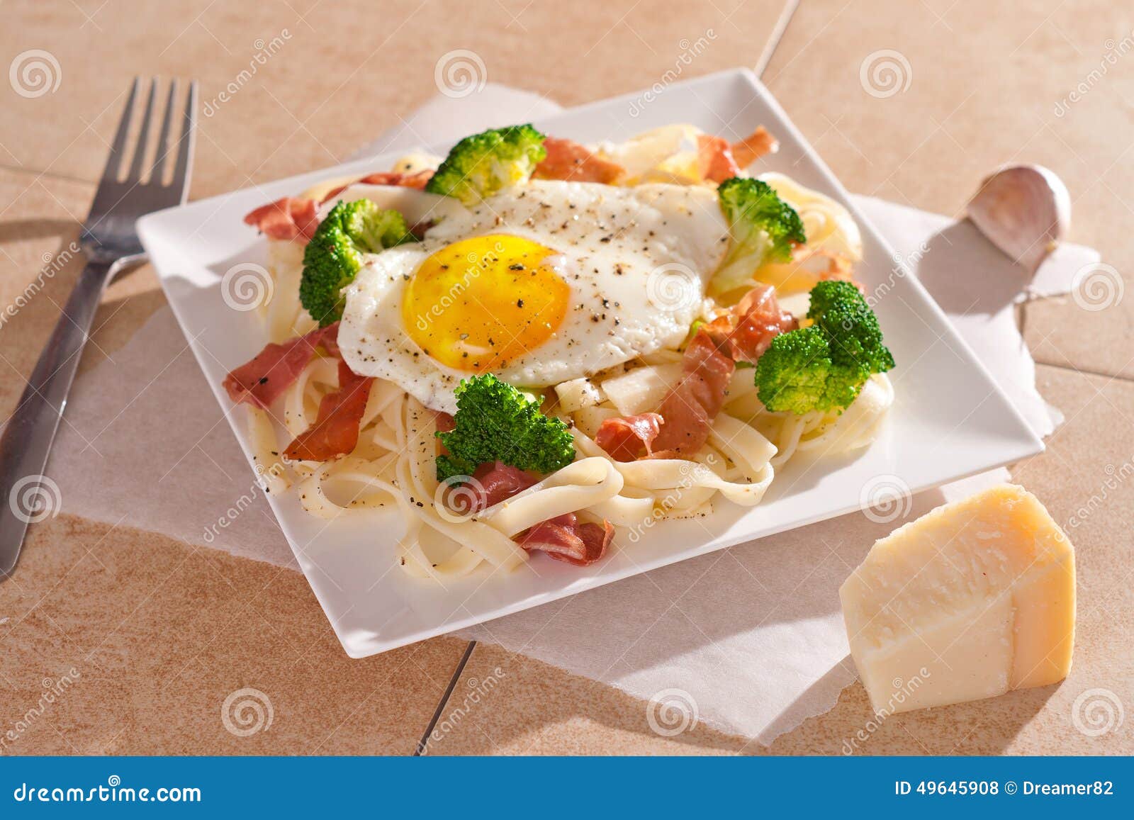 Pâtes de tagliatelles avec le brocoli, le prosciutto et l'oeuf au plat. Pâtes de tagliatelles avec le brocoli, le prosciutto et l'oeuf au plat