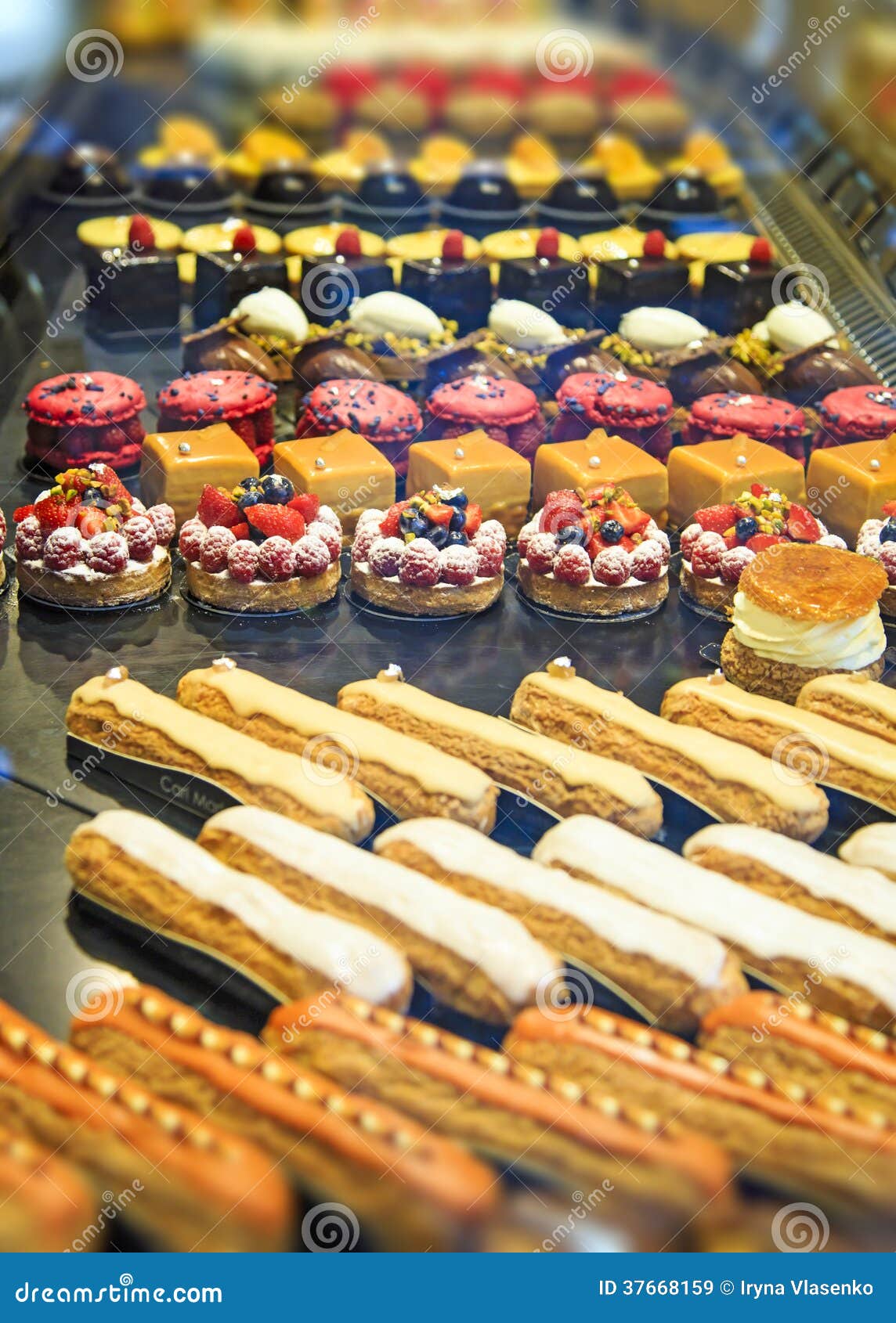 Pâtisseries françaises image stock. Image du image, industrie 37668159