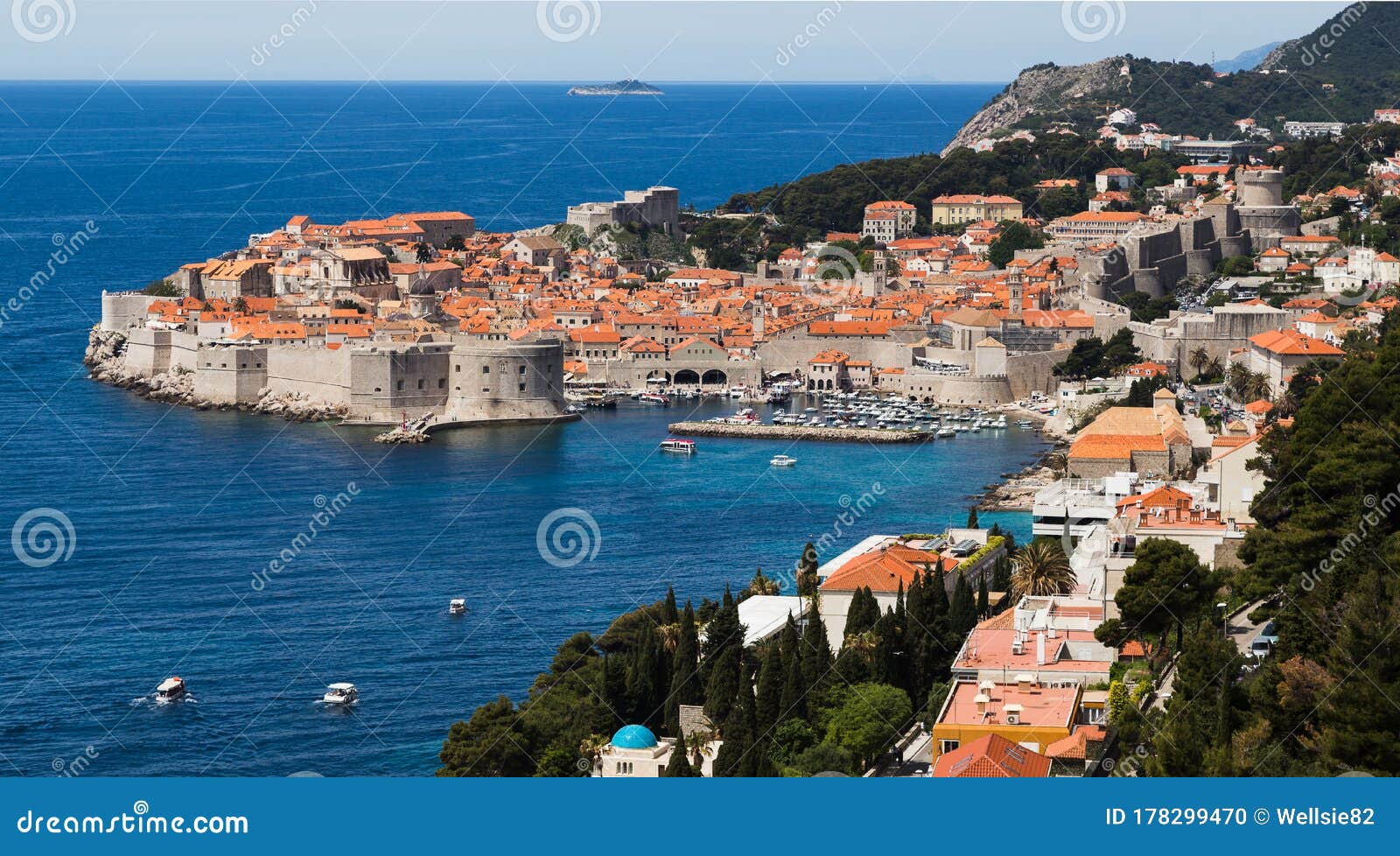 Pärlen av adriaktik. Dubrovnik som är infogat mellan adriatiska havs- och bergsområden som skiljer kroatia från angränsande bosnia och Hercegovina