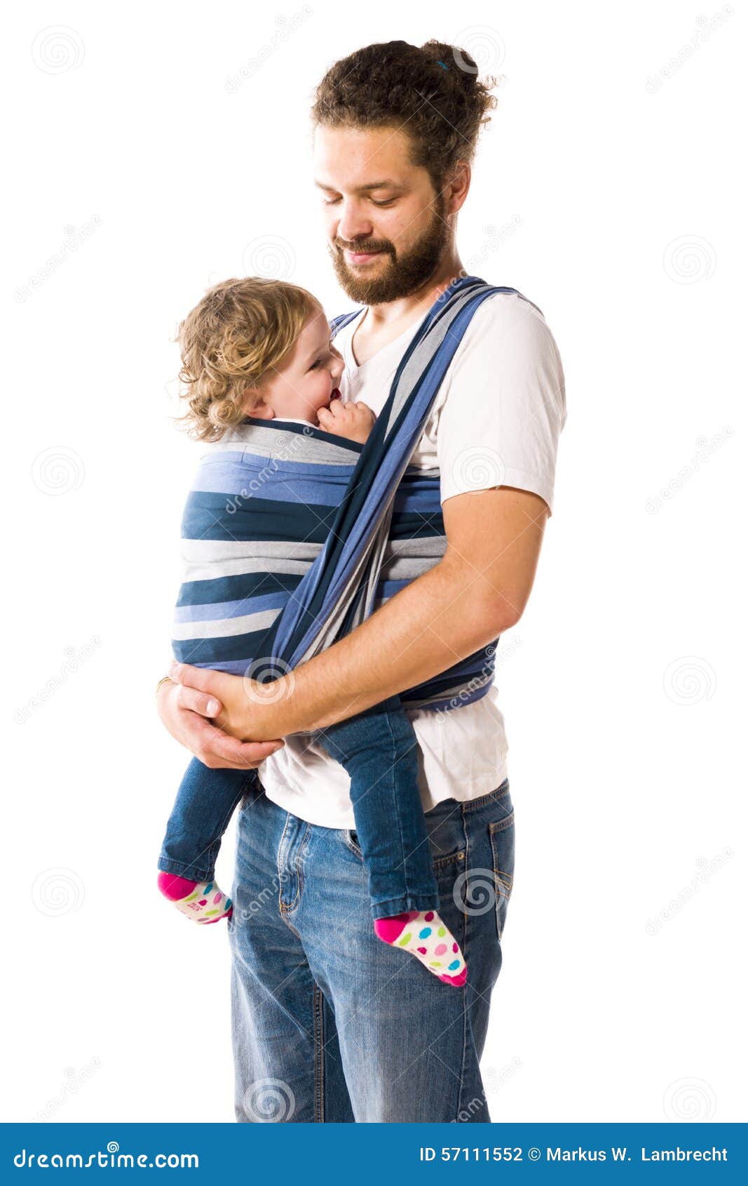 Père avec la chéri dans l'élingue. Le père de hippie avec la barbe porte sa petite fille dans la bride de bébé, d'isolement sur un fond blanc