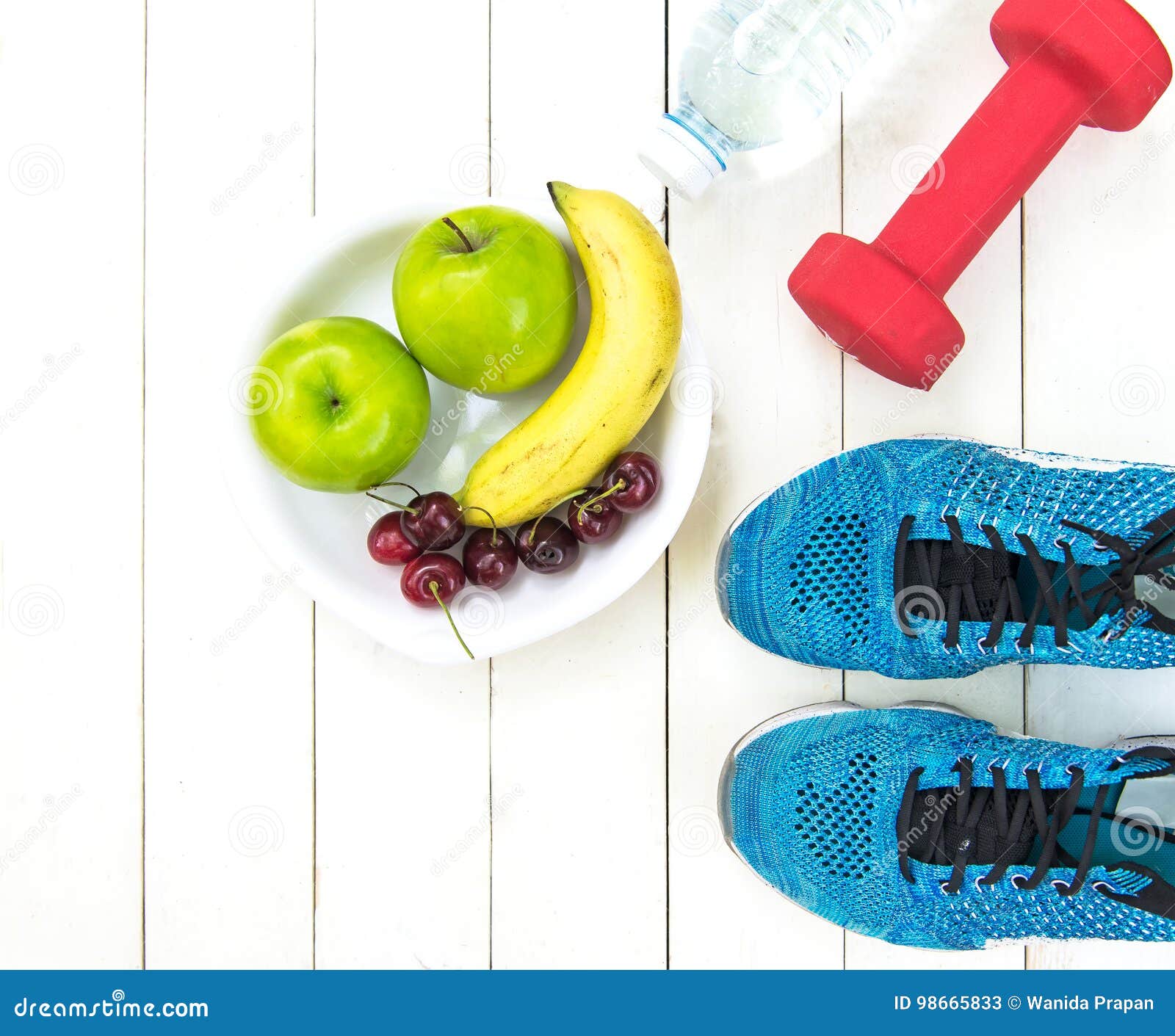 Pérdida de la dieta y de peso para el cuidado sano con el equipo de la aptitud, el agua dulce y la fruta sanos, manzana verde, plátano, cereza en la opinión superior del fondo de madera blanco Concepto sano