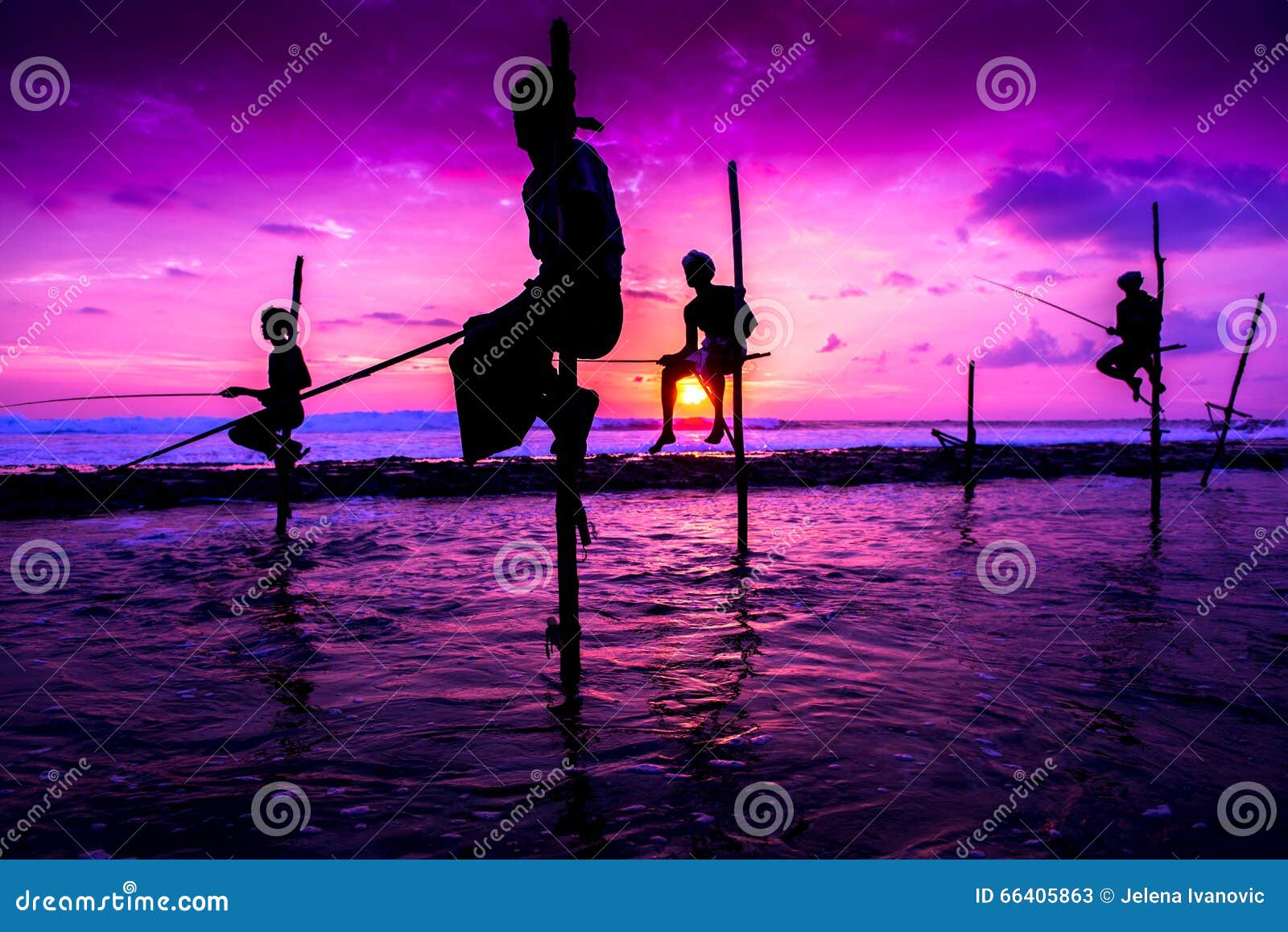 Pêcheur d'échasse dans Koggala, Sri Lanka. KOGGALA, SRI LANKA - 27 NOVEMBRE 2015 : Hommes locaux pêchant de la manière traditionnelle La pêche d'échasse est unique au SL Il a commencé dans WWII sur la côte sud, mais aujourd'hui est en grande partie pratiqué en tant qu'attraction touristique