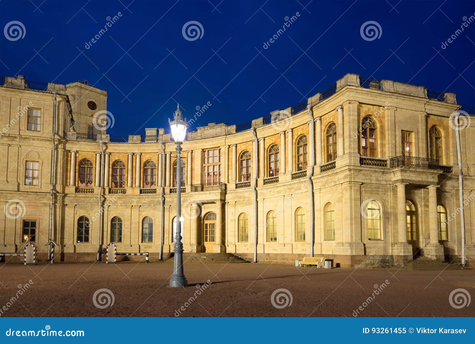 Płonąca latarnia uliczna w tle galeria Wielki Gatchina pałac gatchina Russia