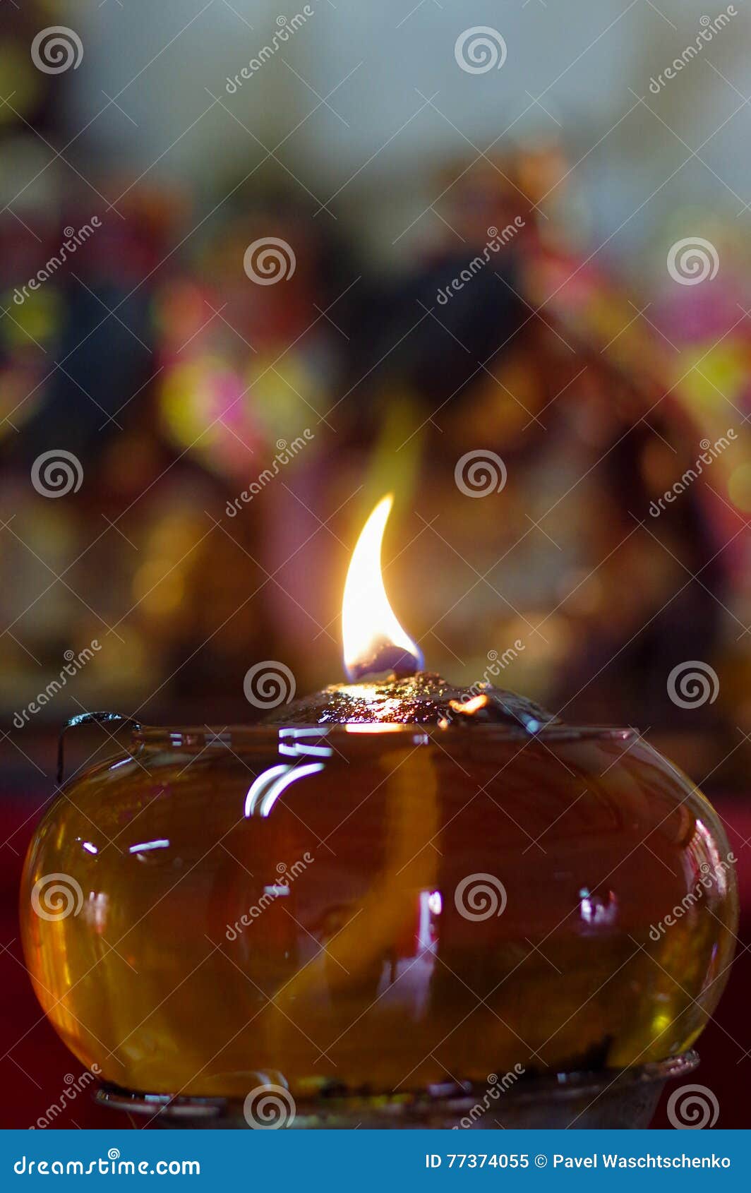Płonące nafciane lampy przy religijną świątynią w Tajlandia