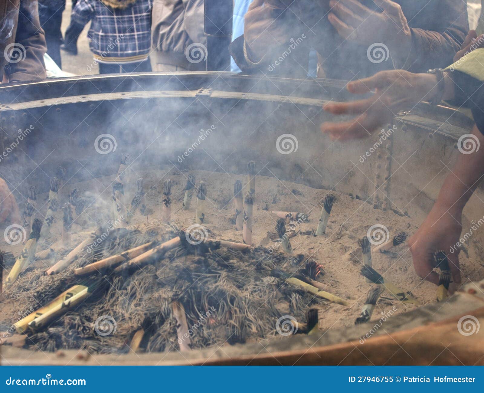 Płonący kadzidło w Buddyjskiej świątyni. Buddyjski dymienie łzawica z palenia kadzidłem wtyka na dobre zdrowie z wiele ludźmi wokoło go
