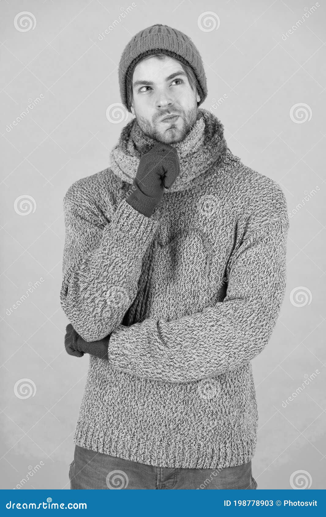 Hombre caucásico en invierno frío usar chaqueta hombre en invierno frío al  aire libre hombre elegante frío