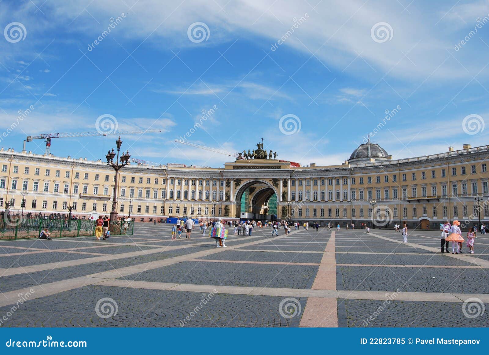 Quadrado do palácio, borne Alexandrian. St Petersburg, Rússia