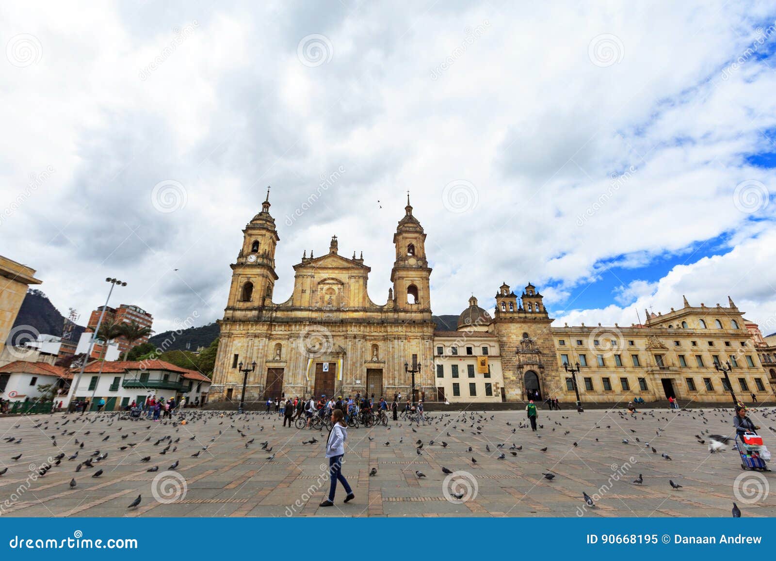 Quadrato del Bolivar. Bogota, Colombia - 21 aprile: I turisti non identificati durante un percorso in bicicletta esaminano la cappella di Catedral Primada il de Colombia e di Capilla Del Sangrario nella plaza De Bolivar il 21 aprile 2016 a Bogota, Colombia