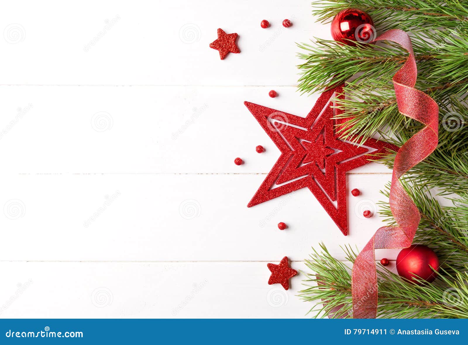 Quadro Da Luz De Natal Decorado Com As Quinquilharias Vermelhas E Brancas,  a Fita E a Grande Estrela Copie O Espaço Na Borda Imagem de Stock - Imagem  de cumprimento, esfera: 79714911