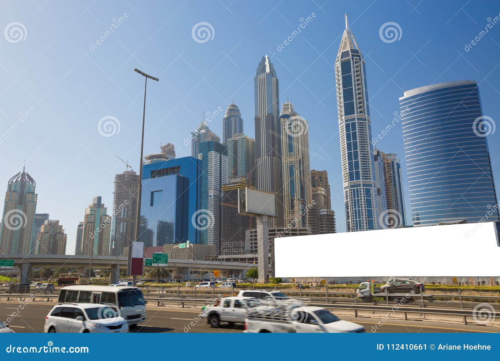 Quadro De Avisos Vazio Para a Propaganda Em Dubai Com Skyline Imagem de