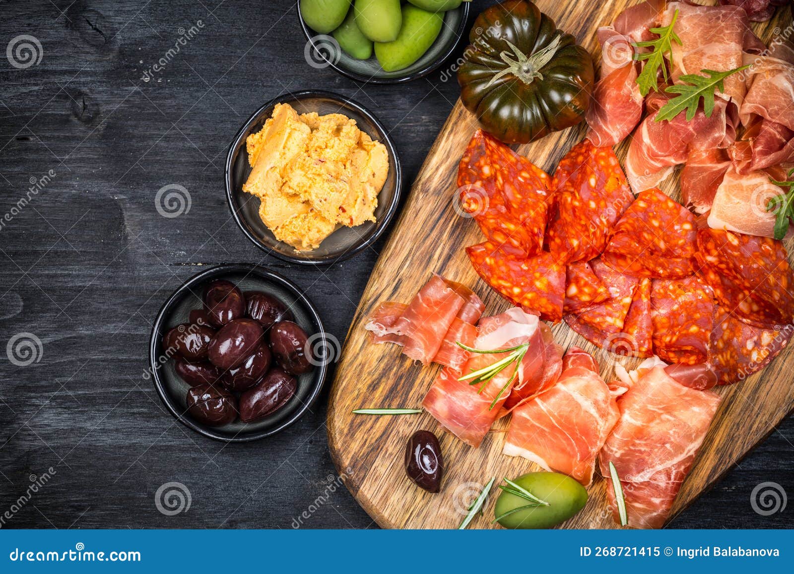 Quadro De Charcuterie Com Prosciutto Ham Salami Azeitona E Tapas Imagem
