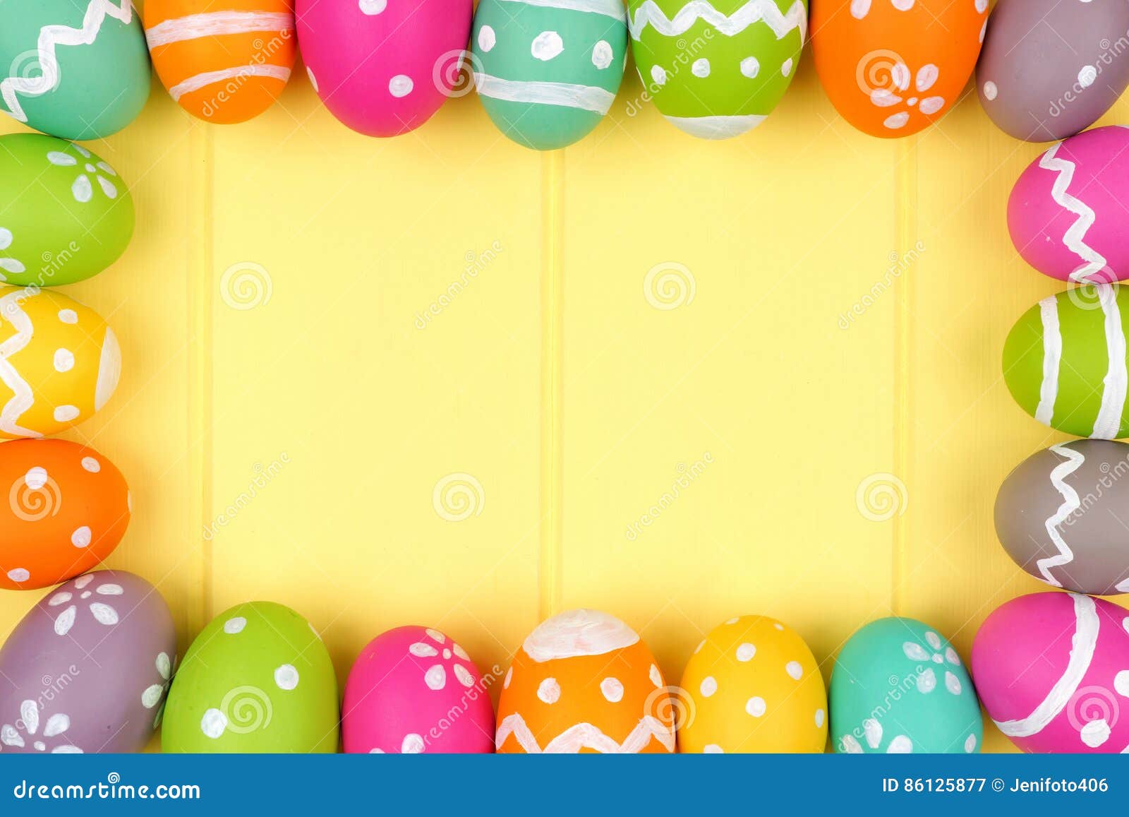 Quadro do ovo da páscoa contra a madeira amarela. Quadro colorido do ovo da páscoa contra um fundo de madeira amarelo