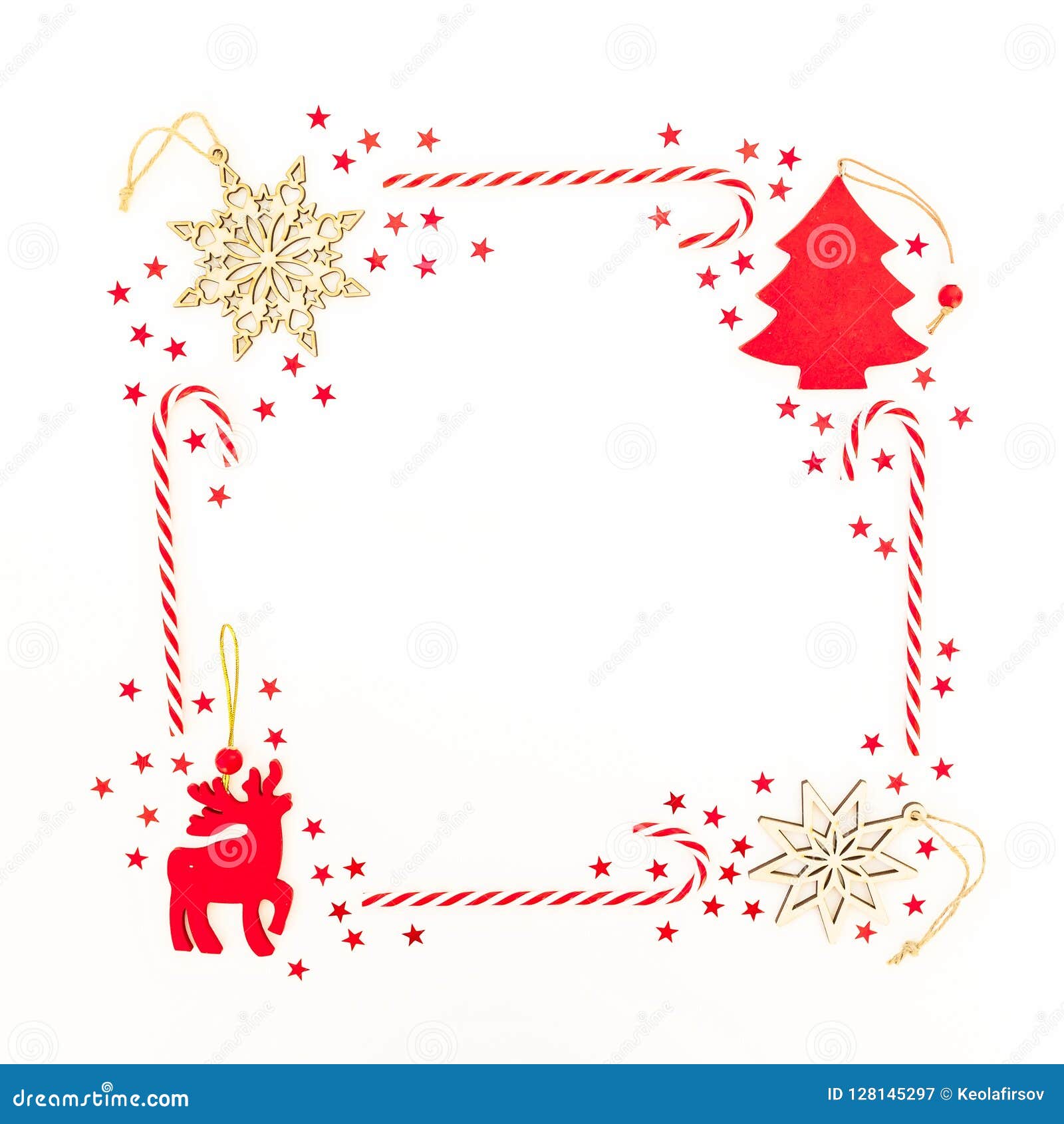 Quadro feito da decoração do Natal, de confetes vermelhos e de bastão de doces no fundo branco Configuração lisa, vista superior