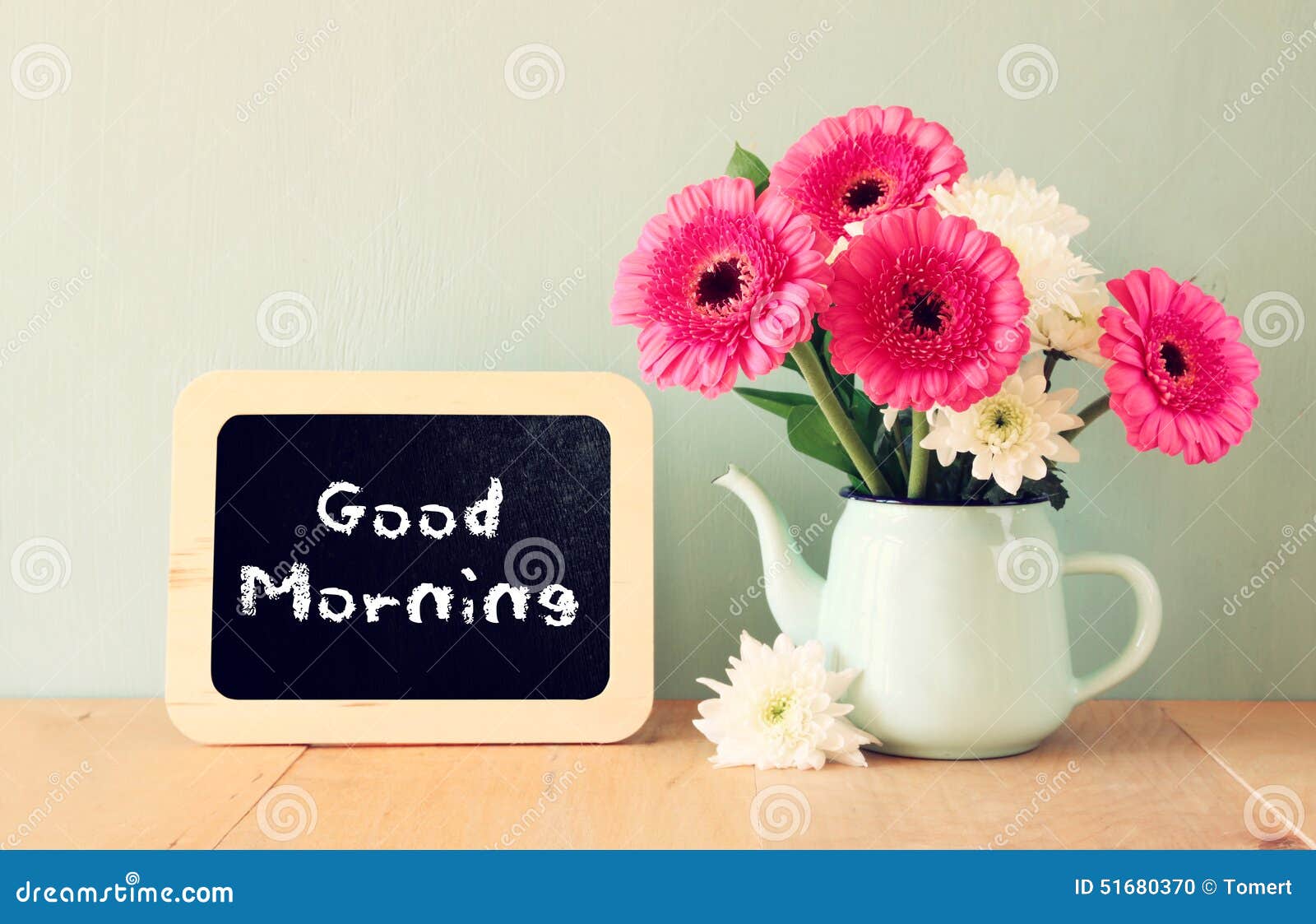 Quadro-negro Com O Bom Dia Da Frase Escrito Nele Ao Lado Do Vaso Com Flores Frescas Foto de Stock - Imagem de auto, positivo: 51680370 Quadro-negro Com O Bom Dia Da Frase Escrito Nele Ao Lado Do Vaso Com Flores Frescas Foto de Stock - Imagem de auto, positivo: 51680370