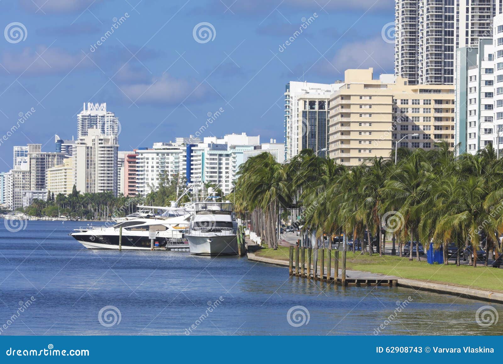 Quai avec des yachts aux residentials de Miami Beach, la Floride Vue de panorama