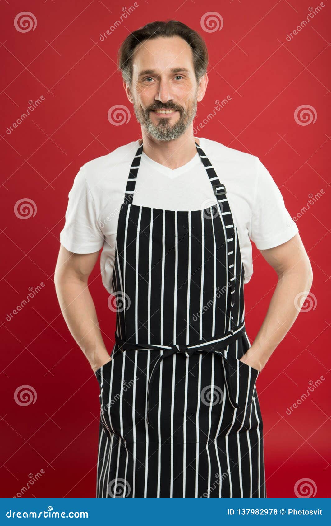 Qualifié Et Sûr Tablier De Port De Bavoir De Cuisinier Supérieur Homme Mûr  Barbu Dans Le Tablier Rayé Personne Mûre Dans La Cuiss Photo stock - Image  du housekeep, cuisine: 137982978