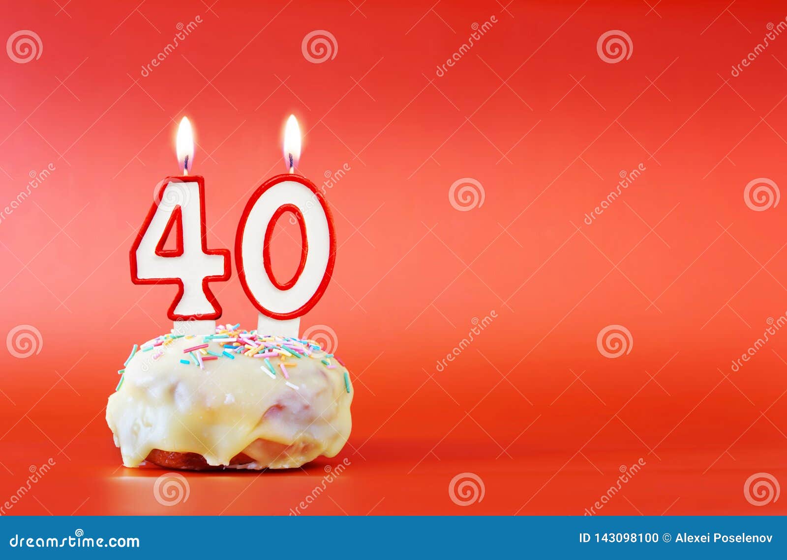 Quarante Ans D'anniversaire Petit Gâteau Avec La Bougie Brûlante Blanche  Sous Forme De Numéro 40 Photo stock - Image du fond, horizontal: 143098100