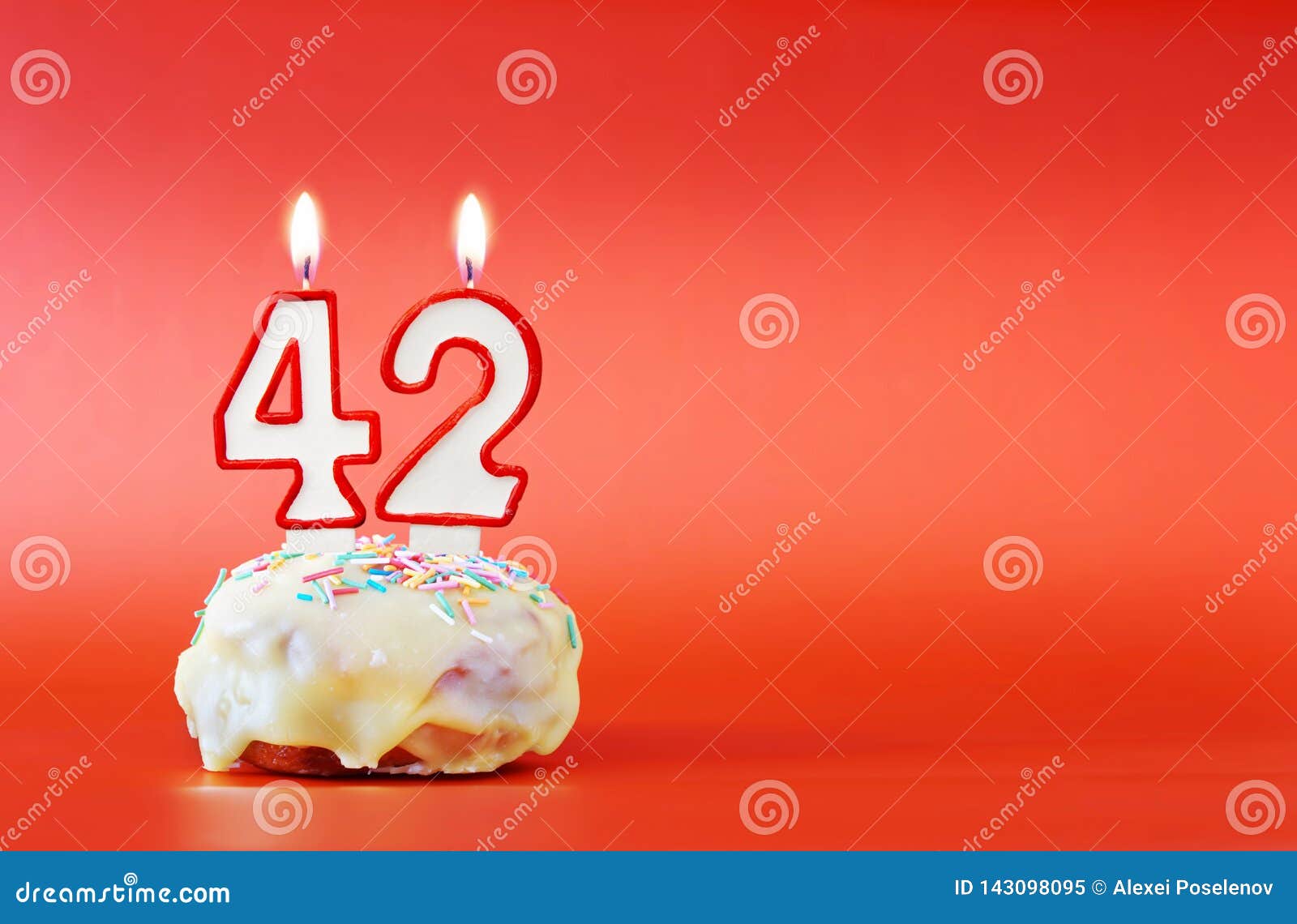 Quarante Deux Ans D Anniversaire Petit Gateau Avec La Bougie Brulante Blanche Sous Forme De Numero 42 Image Stock Image Du Delicieux Copie