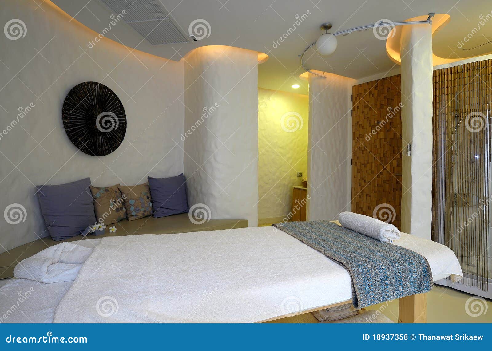 Quarto 2 da massagem. Quarto para a massagem com parede branca.