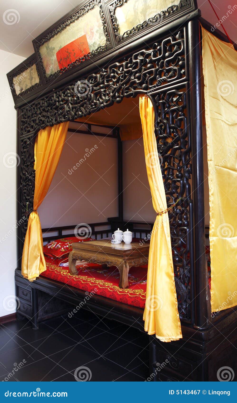 Quarto antigo do Chinês-estilo. Está aqui uma cama de dinastias de Ming e de Qing de China. Em China, este tipo da cama é chamado dragões e cama dos phoenixes. Seus ofício e ornamental são muito requintados, incluem a cultura tradicional chinesa muito profunda entre eles.