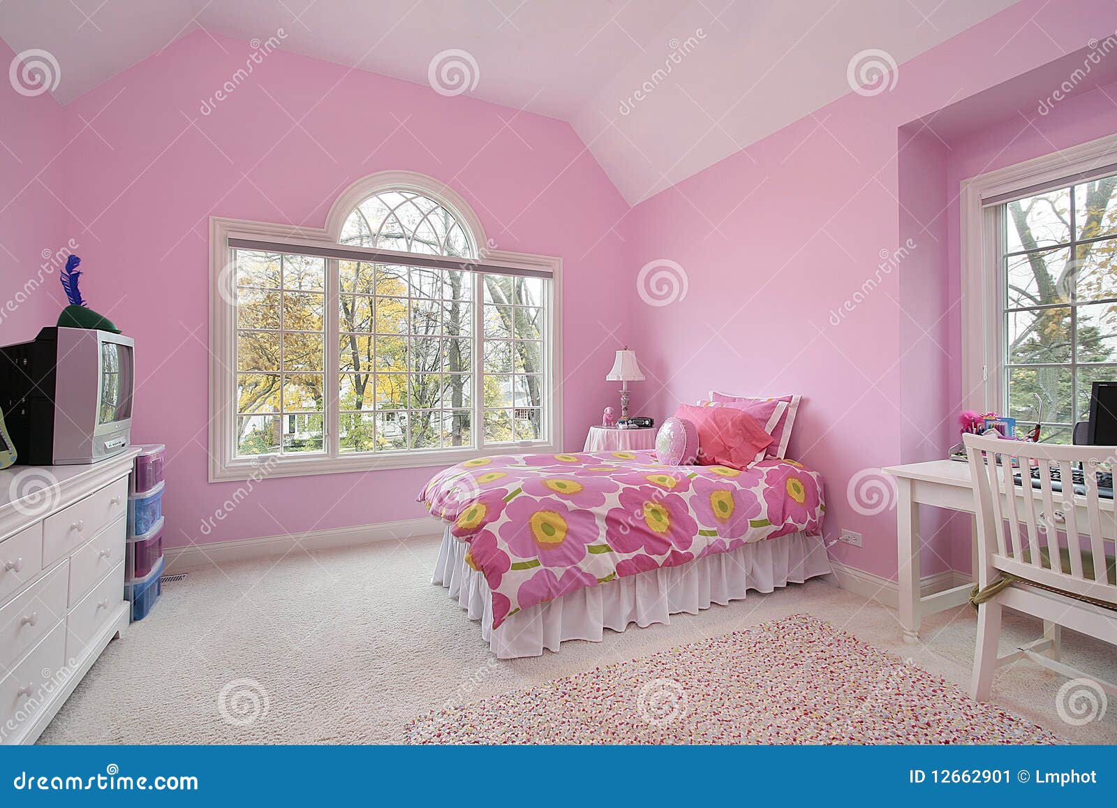 Quarto Da Menina Do Adolescente Com a Parede Cor-de-rosa Brilhante E  Interior Simples Imagem de Stock - Imagem de casa, arquitetura: 72695841