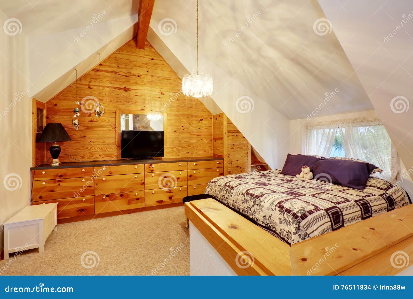 Quarto Do Teto Arcado Com a Parede Almofadada De Madeira Foto de Stock -  Imagem de noite, moderno: 76511834, image size:1600x1157