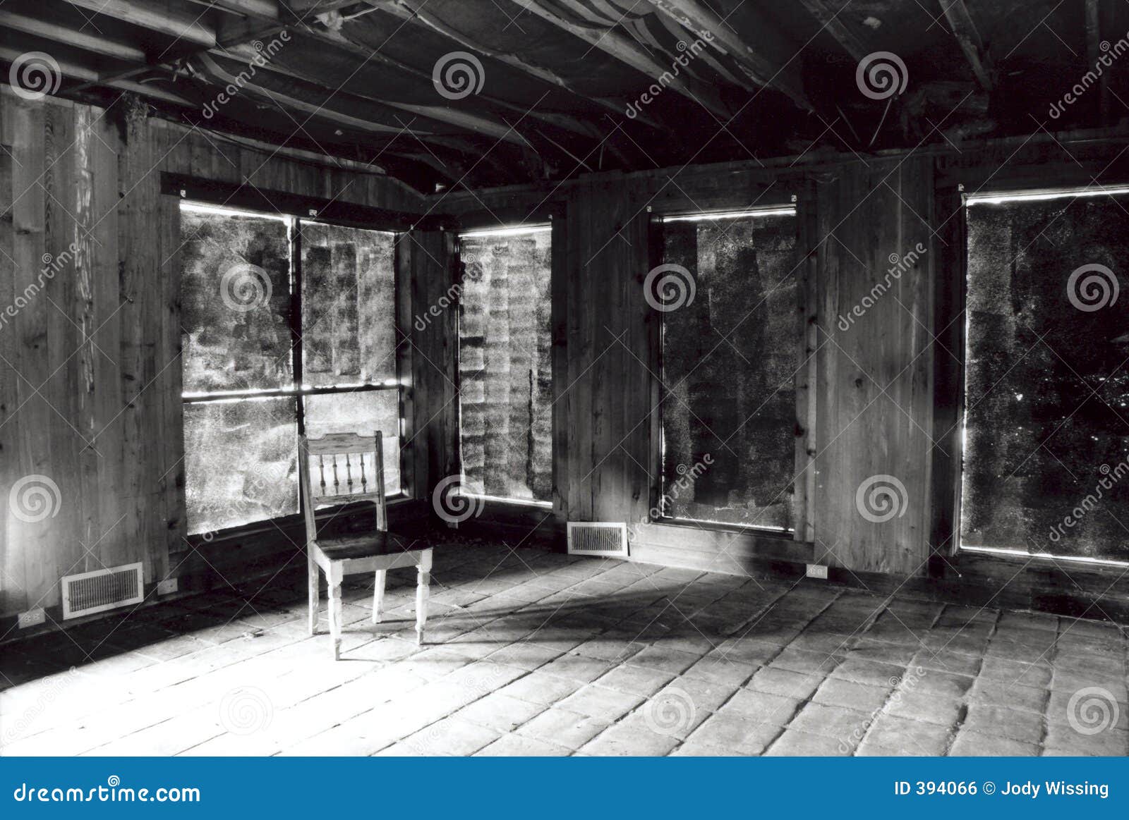 Vista Aproximada Da Fachada De Uma TÃpica Casa Suja De Madeira. Paredes  Vermelhas E Janelas Pretas De Contraste. SuÃ©cia Imagem de Stock - Imagem  de quadro, estilo: 155683769