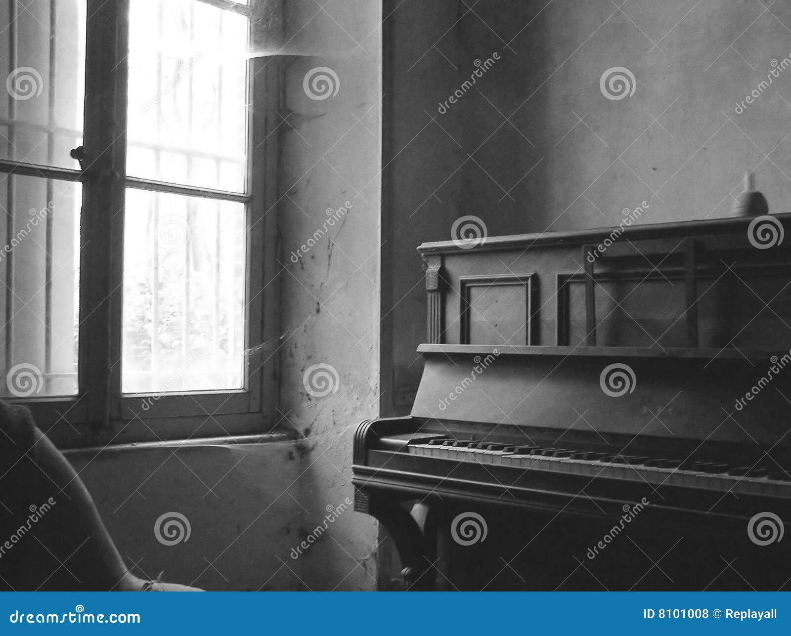 Piano De Cauda Branco Em Um Fundo Branco Música Do Jogo Sala Branca Com  Colunas E O Piano Sobre Uma Parede Piano Branco Na Obscur Imagem de Stock -  Imagem de grande