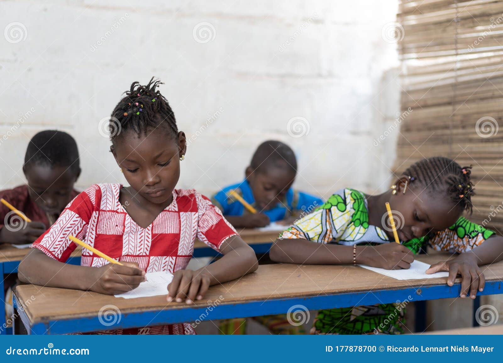 Quatre Enfants Noirs Africains Magnifiques Assis Dans Des Bureaux Photo  stock - Image du ethnicité, apprendre: 177878700