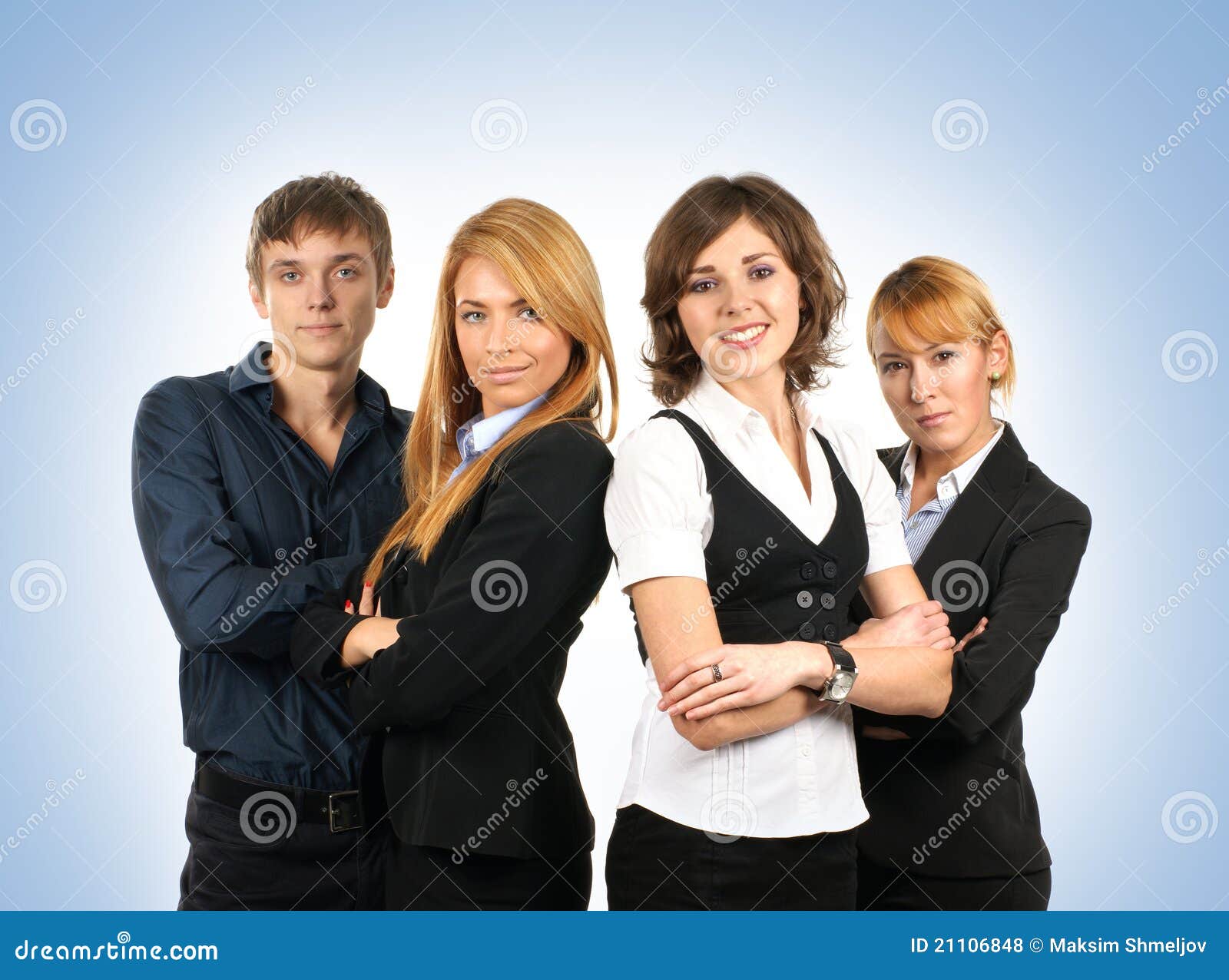 Quatre jeunes et businesspersons intelligents ensemble. Un groupe de quatre jeunes et de businesspersons caucasiens intelligents dans des vêtements formels restant ensemble. L'image est rentrée un studio sur un fond bleu-clair de gradient.