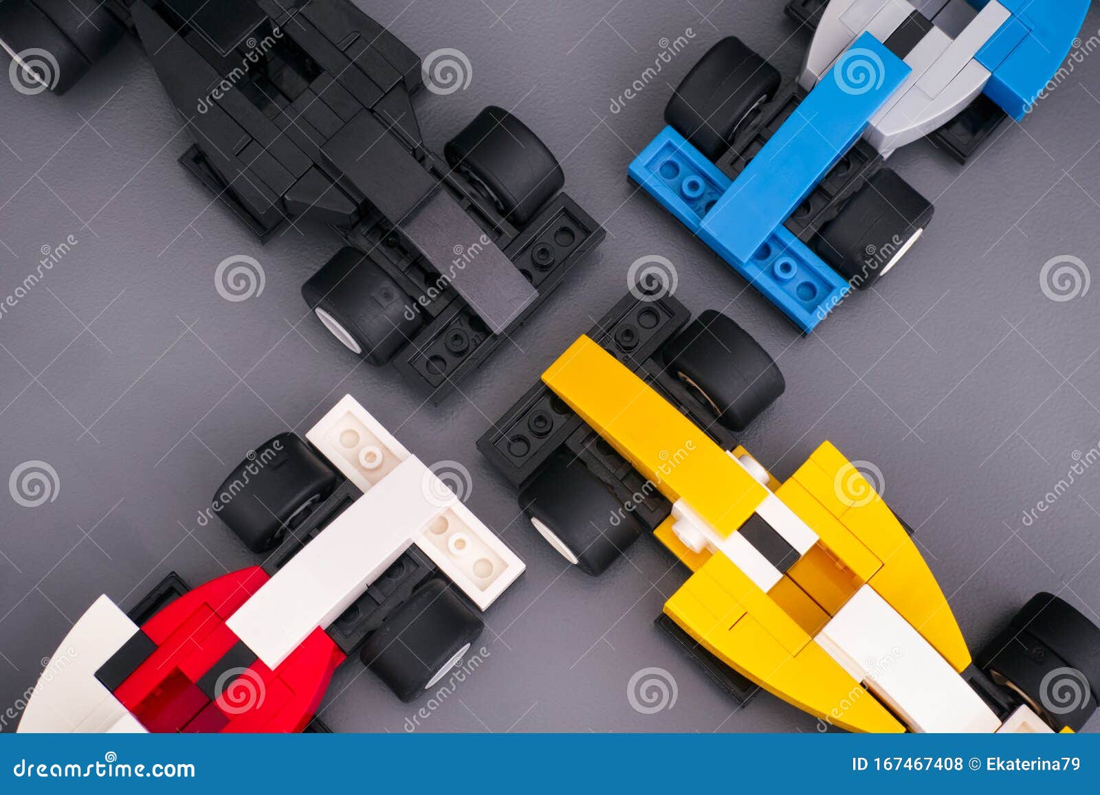 Quatre Voitures De Course Personnalisées De Lego Sur La Plaque De Base De  Route Vue De Dessus Photo stock éditorial - Image du gris, formule:  167467408