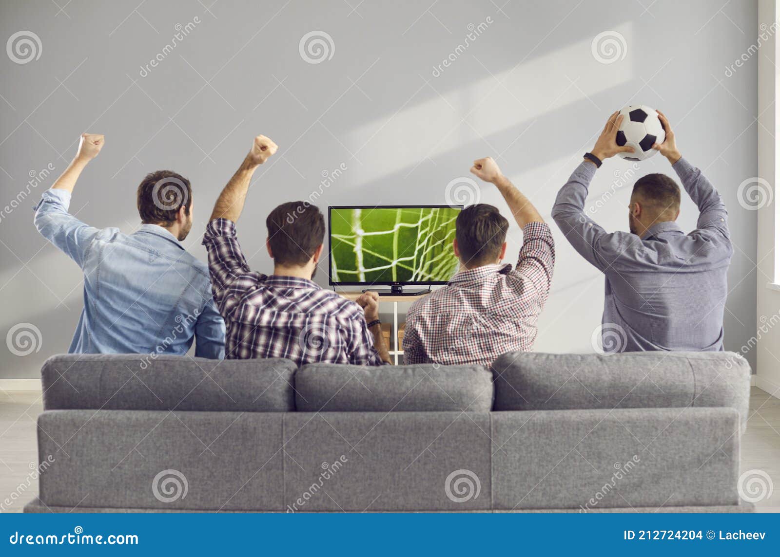 Amigos do sexo masculino e feminino chateados, assistindo a jogos