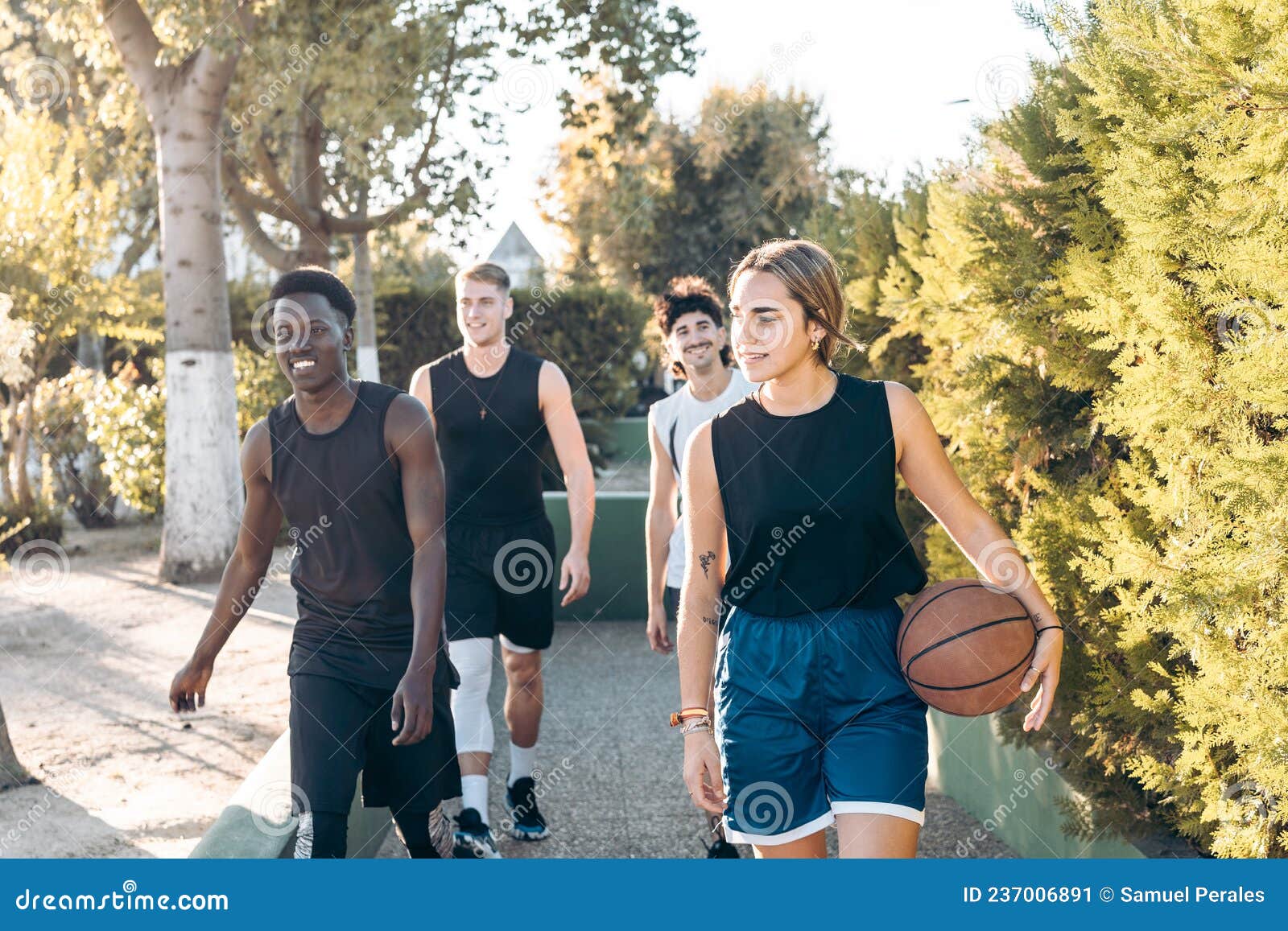 Foto de Grupo De Pessoas Multiétnicas Jogando Basquete Na Quadra e