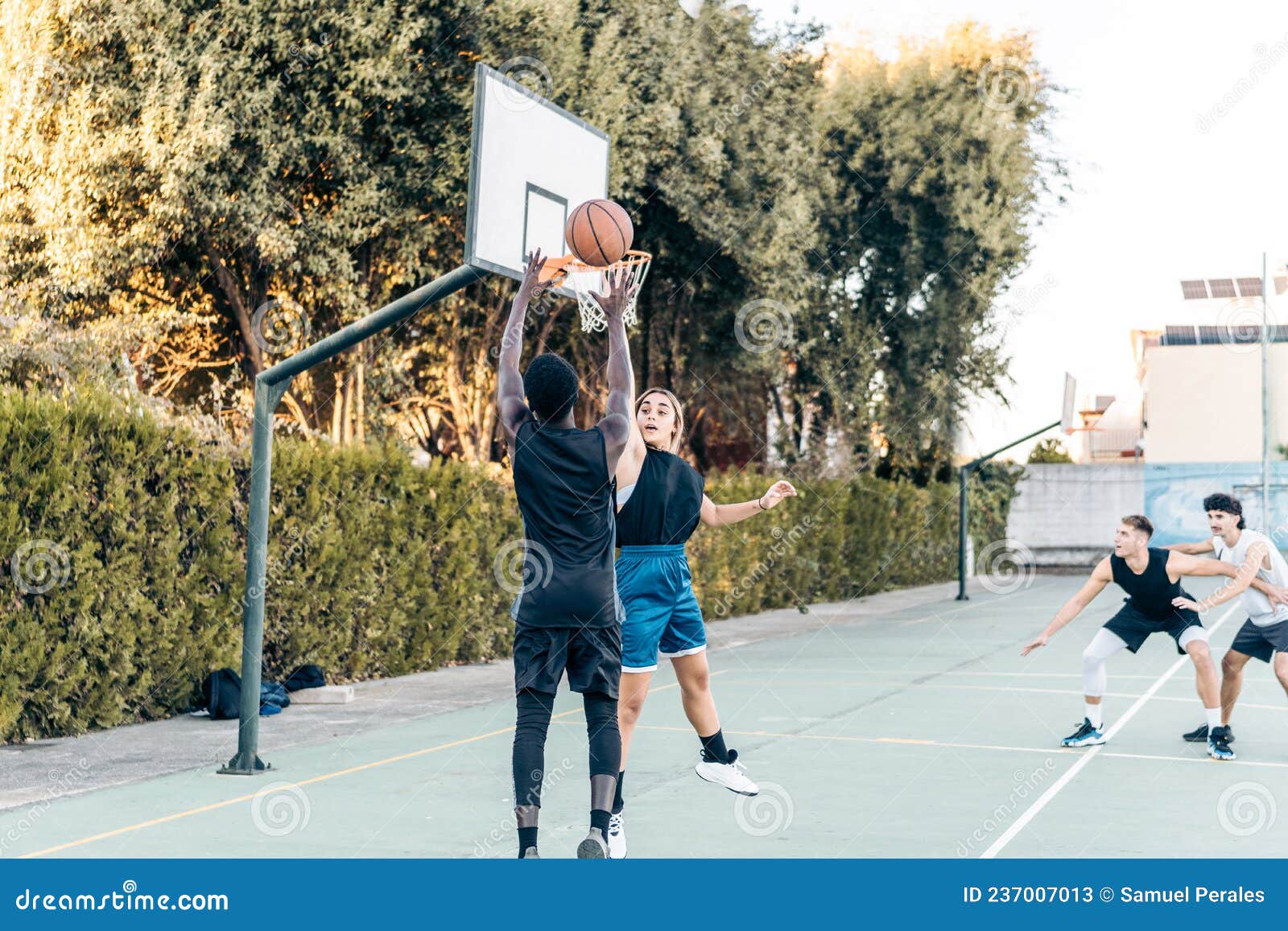 Foto de Grupo De Pessoas Multiétnicas Jogando Basquete Na Quadra e