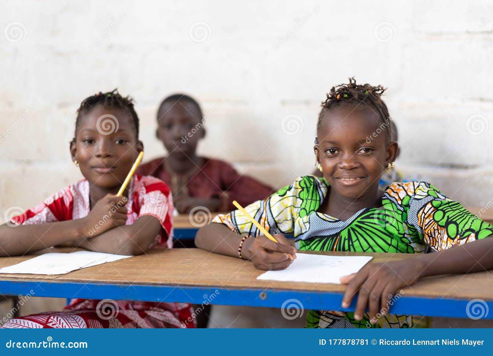 Meninos africanos estudam educação on-linecrianças assistindo
