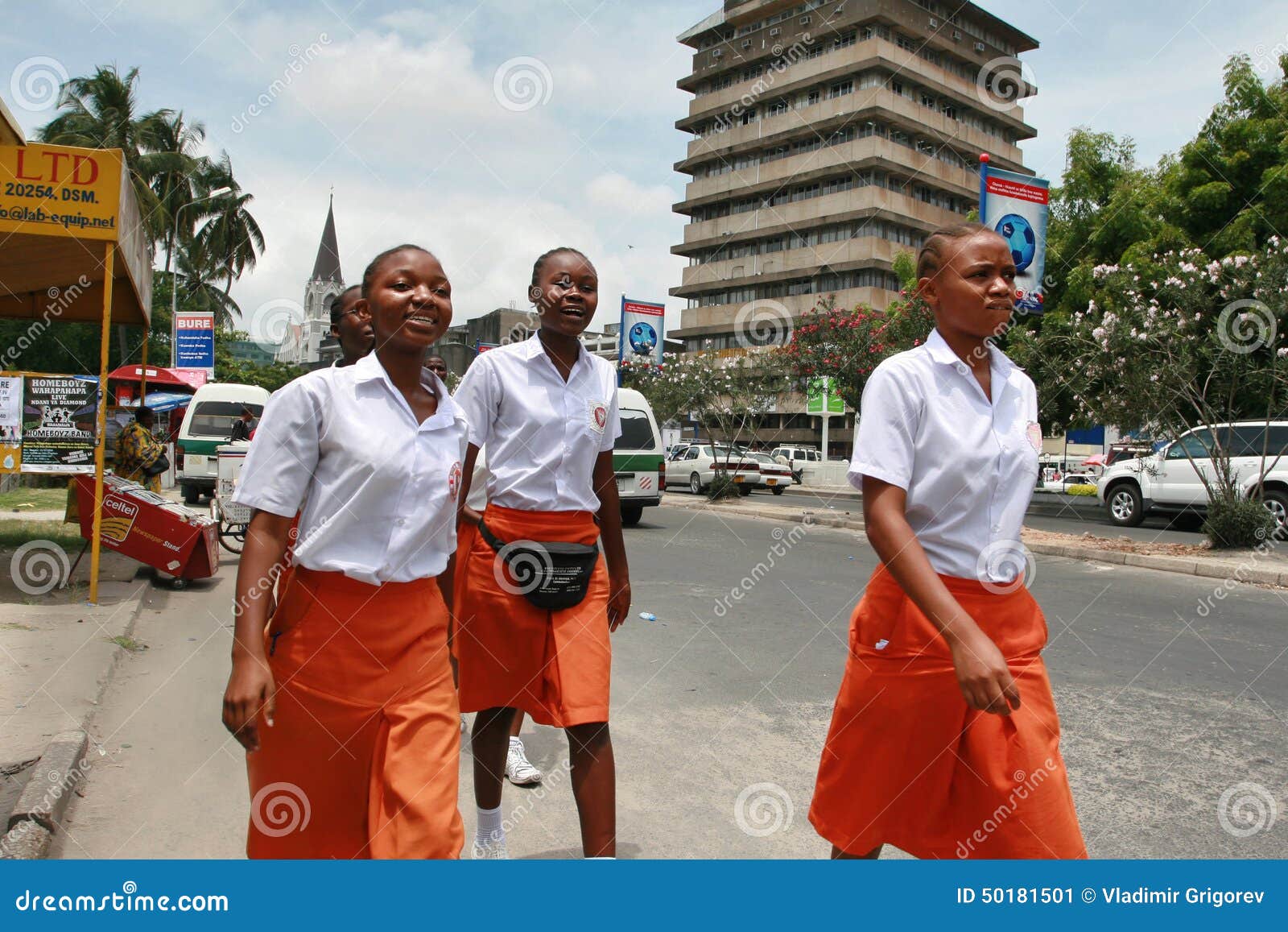 Quatro Mulheres Do Africano Negro No Uniforme, Nas Saias Da Laranja E No  Shi Branco Foto Editorial - Imagem de leste, junto: 50181501