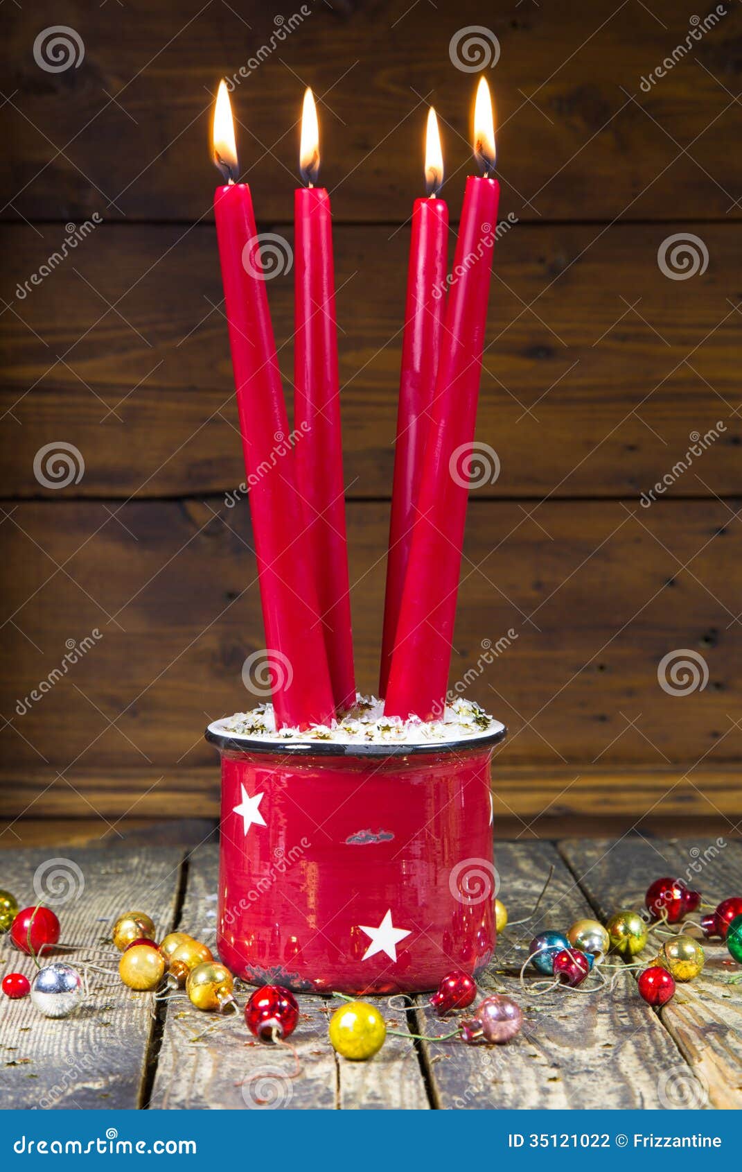 Quattro Candele Rosse Di Natale - Arrivo Fotografia Stock - Immagine di  decorativo, congratulazioni: 35121022