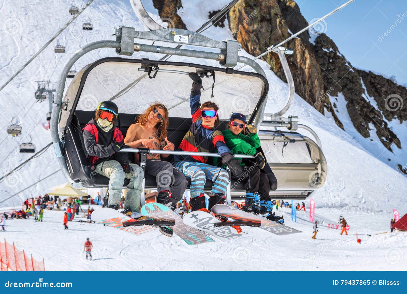 Quattro Cavalieri Dello Snowboard Che Fanno Divertimento Su Una Seggiovia  Immagine Editoriale - Immagine di esterno, uomini: 79437865