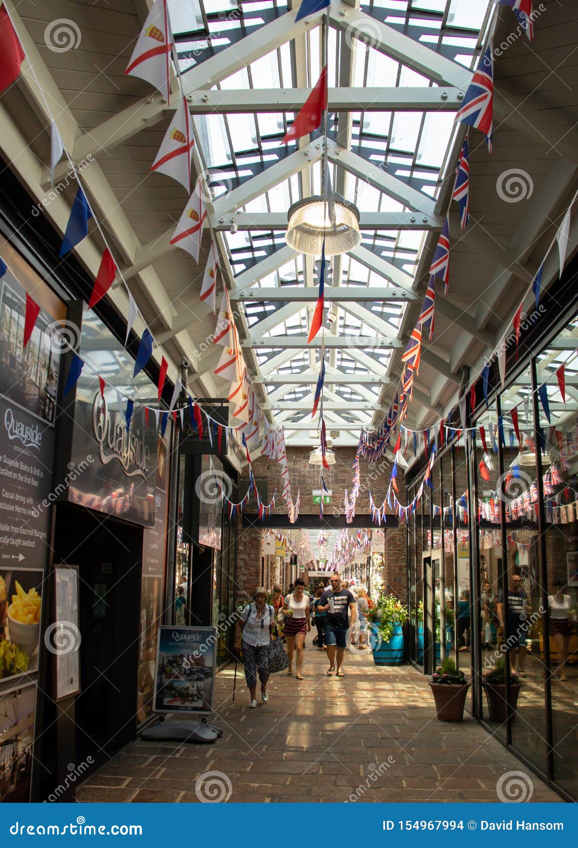 Hoofdstraat Cornwall In de naam The Quayside Shopping Center in St Helier Editorial Stock Image - Image of  restaurant, store: 154967994