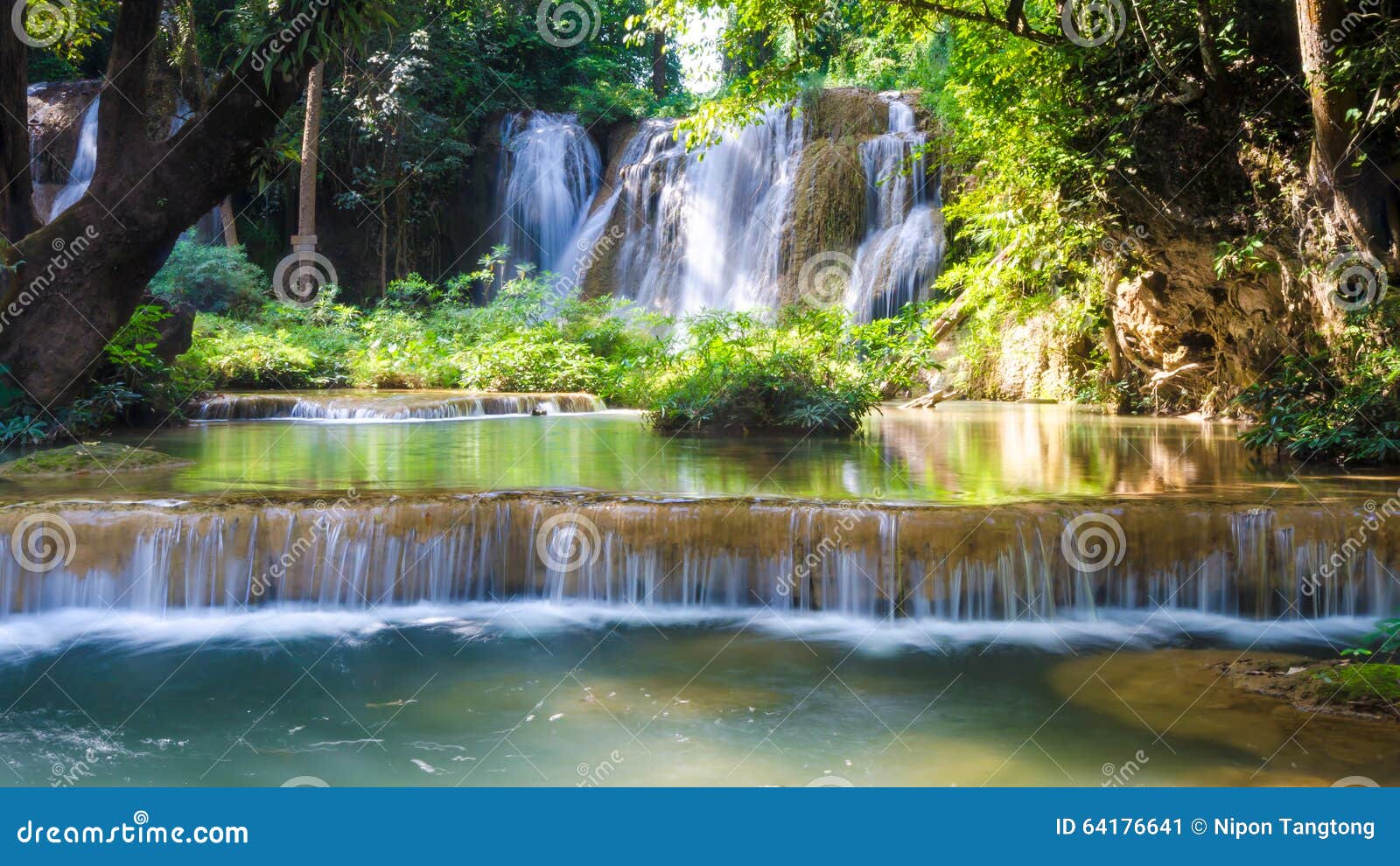 Que la cascade sawan, cascade de paradis dans la forêt tropicale tropicale de la Thaïlande, chute de l'eau dans la forêt profonde. Que la cascade sawan de cascade, de paradis dans la forêt tropicale tropicale de la Thaïlande, la chute de l'eau dans la forêt profonde à la frontière du rai et du phayao Thaïlande de Chaing