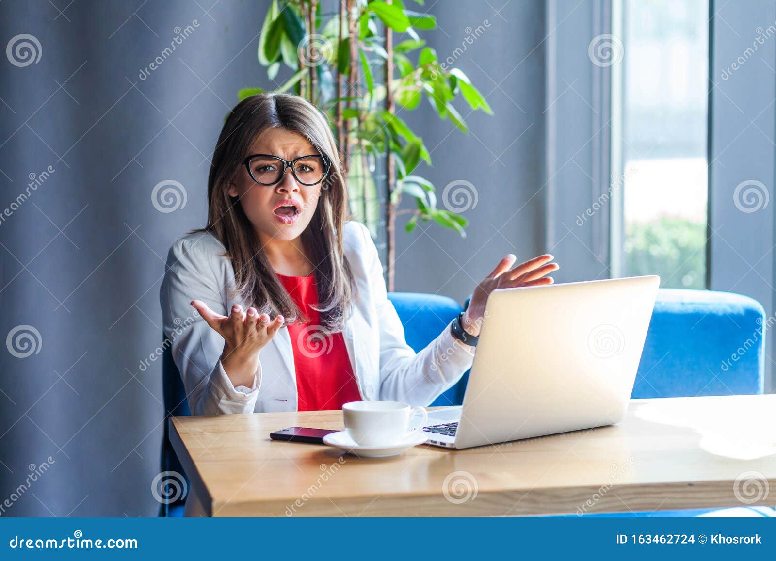 Que Veux Tu Portrait D Une Jeune Femme Brune Coquine Et Coquine Assise Regardant La Camera Et Demandant Photo Stock Image Du Camera Demandant 163462724