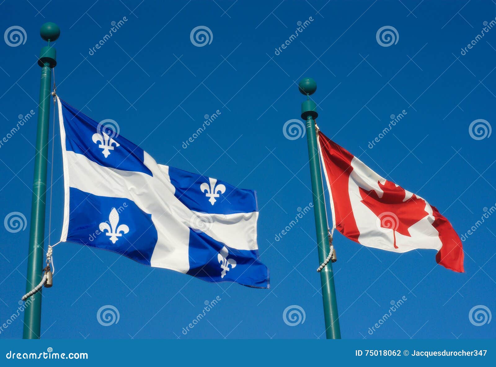 Quebec i Kanada flaga trzepocze w wiatrze na niebieskim niebie wpólnie. Kanadyjczyk flaga z QuÃ©bec, błękita i czerwieni symbolem trzepocze w wiatrze, Kanada prowincja