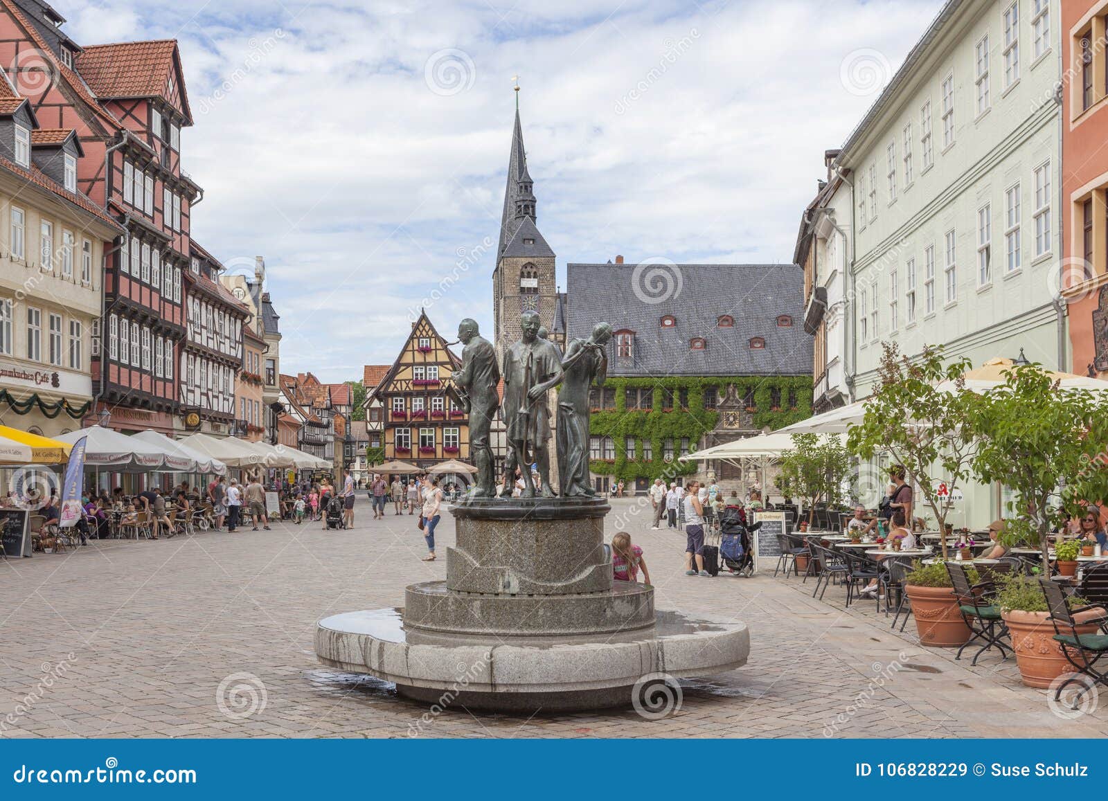 Quedlinburg Duitsland, Unesco-de Plaats van de Werelderfenis. Fontein in het marktvierkant van de oude stad van Quedlinburg in Harz, met de musicifontein