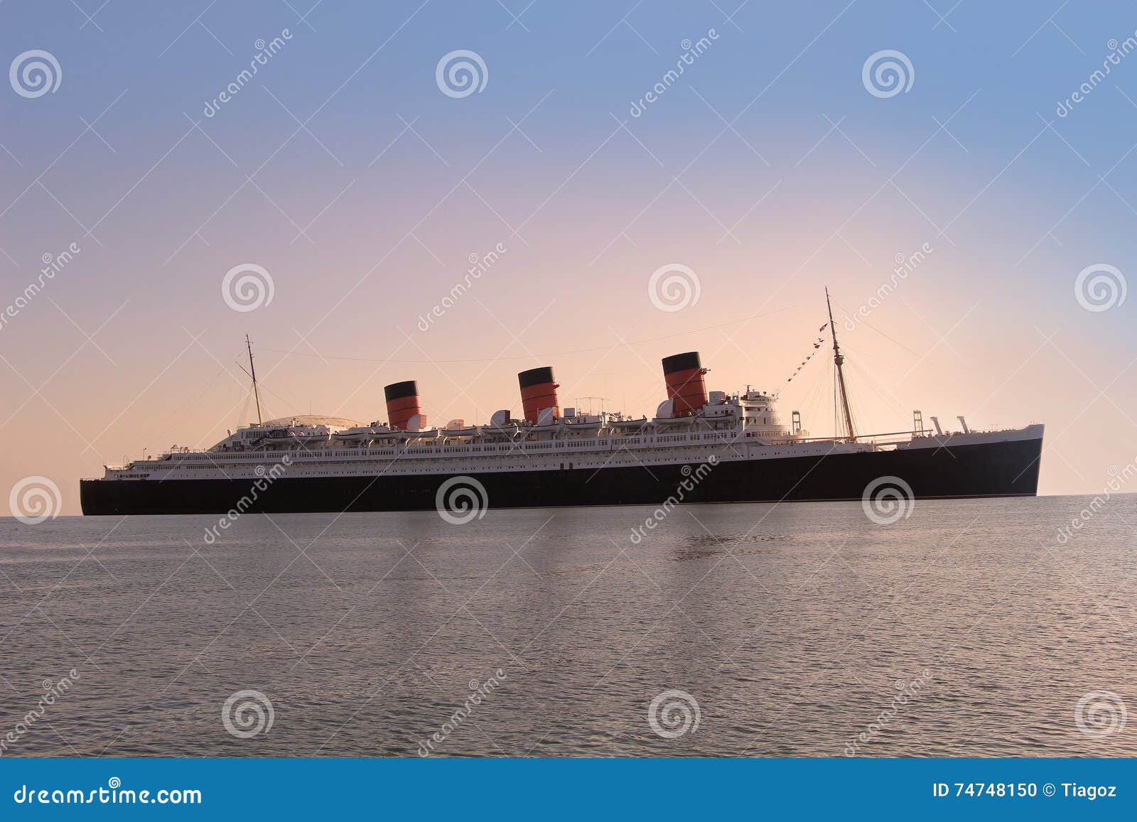 Queen Mary, Sister Ship of the Titanic Stock Photo - Image of chimney,  sister: 74748150