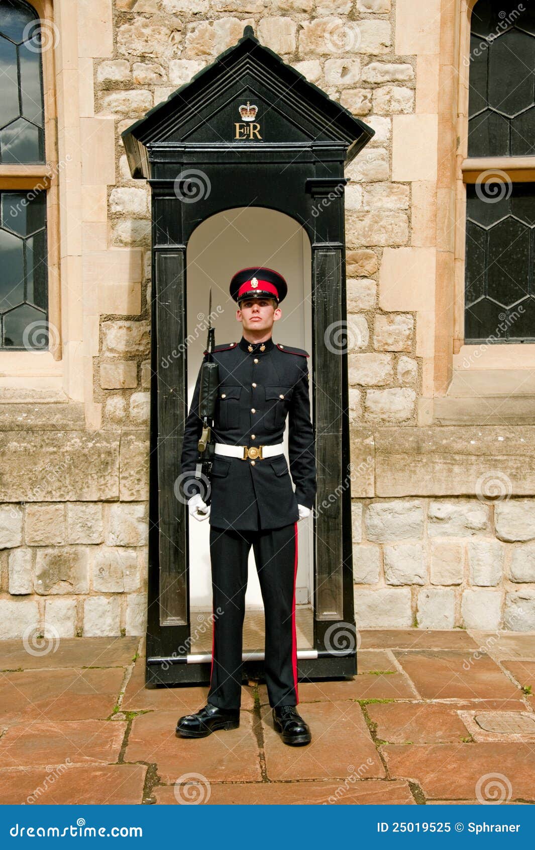 The Queen s Guard editorial image. Image of london, nobility 25019525
