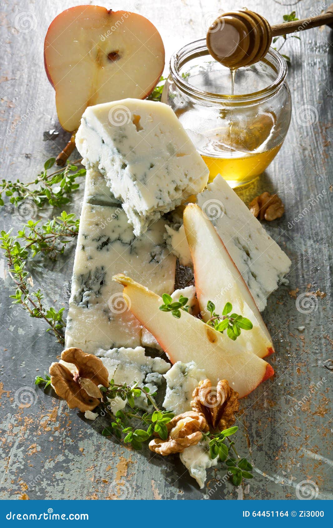 Queijo gorgonzola azul em uma tábua de corte de madeira com