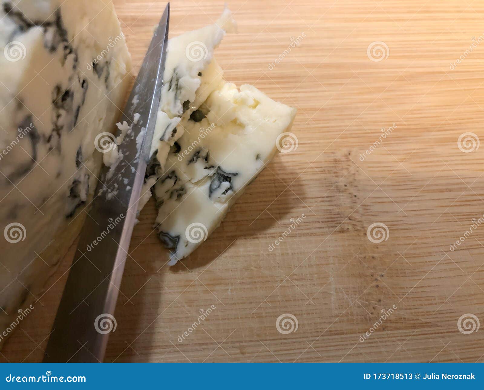 Queijo gorgonzola azul em uma tábua de corte de madeira com